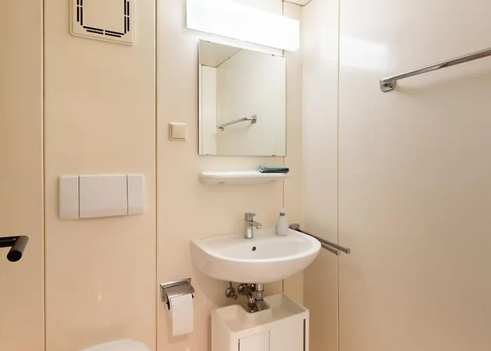 D52 - Businessapartment --- 2 Minuten Vom Flughafen Entfernt