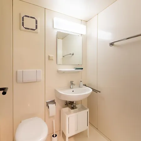 D52 - Businessapartment --- 2 Minuten Vom Flughafen Entfernt